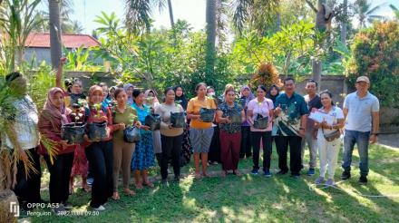 TP PKK Desa Pengulon Terima Bibit Cabai dari Provinsi Bali